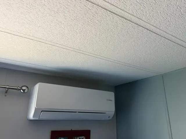 Mini split indoor head mounted just below the ceiling