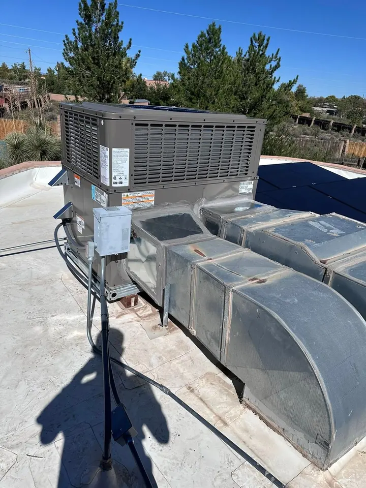Rooftop unit with insulated supply and return ducts